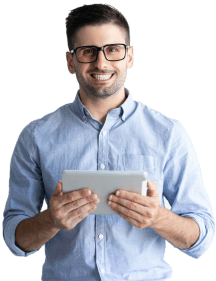 Homem sorrindo com óculos e segurando um tablet